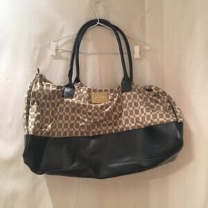 Signature Club A Shoulder Bag